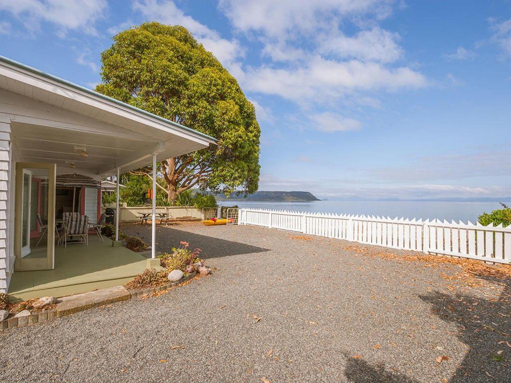 Lake Edge Cottage - Waitahanui Holiday Home المظهر الخارجي الصورة