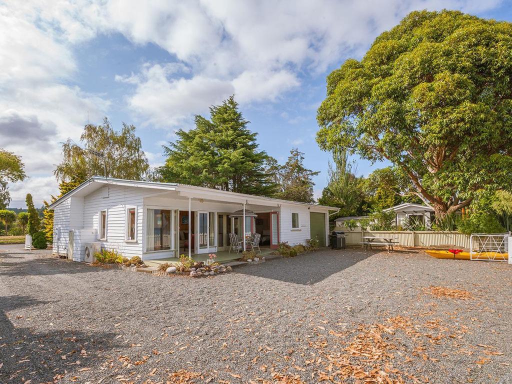 Lake Edge Cottage - Waitahanui Holiday Home المظهر الخارجي الصورة