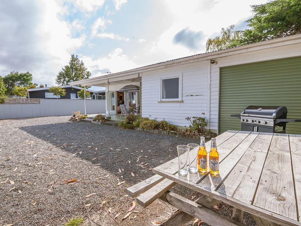 Lake Edge Cottage - Waitahanui Holiday Home المظهر الخارجي الصورة
