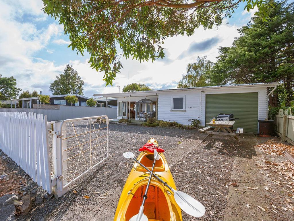 Lake Edge Cottage - Waitahanui Holiday Home المظهر الخارجي الصورة
